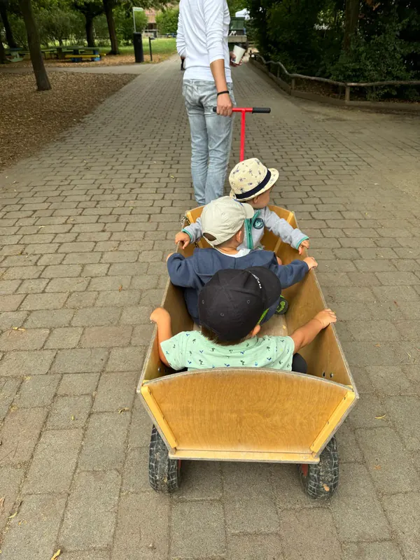 Tageskinder im Bollerwagen beim Ausflug