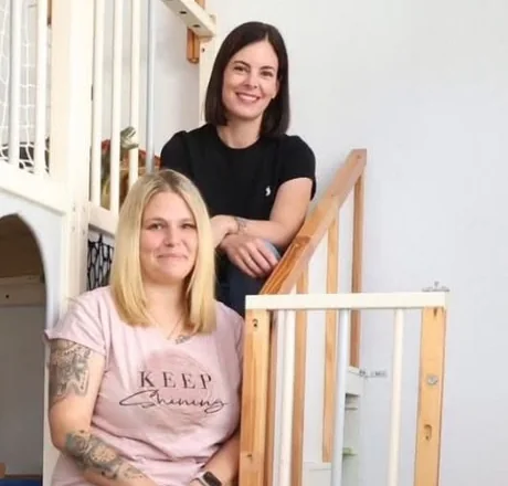 Daniela Müller und Larissa Weiß auf der Treppe in ihrer Kindertagespflege
