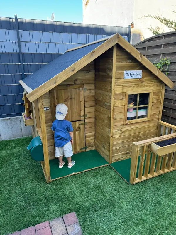Spielhaus Villa Kunterbunt im Garten der Kindertagespflege