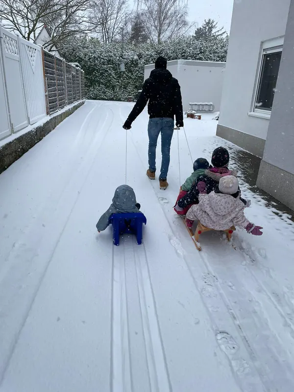 Schlittenfahrt mit den Tageskindern im Schnee